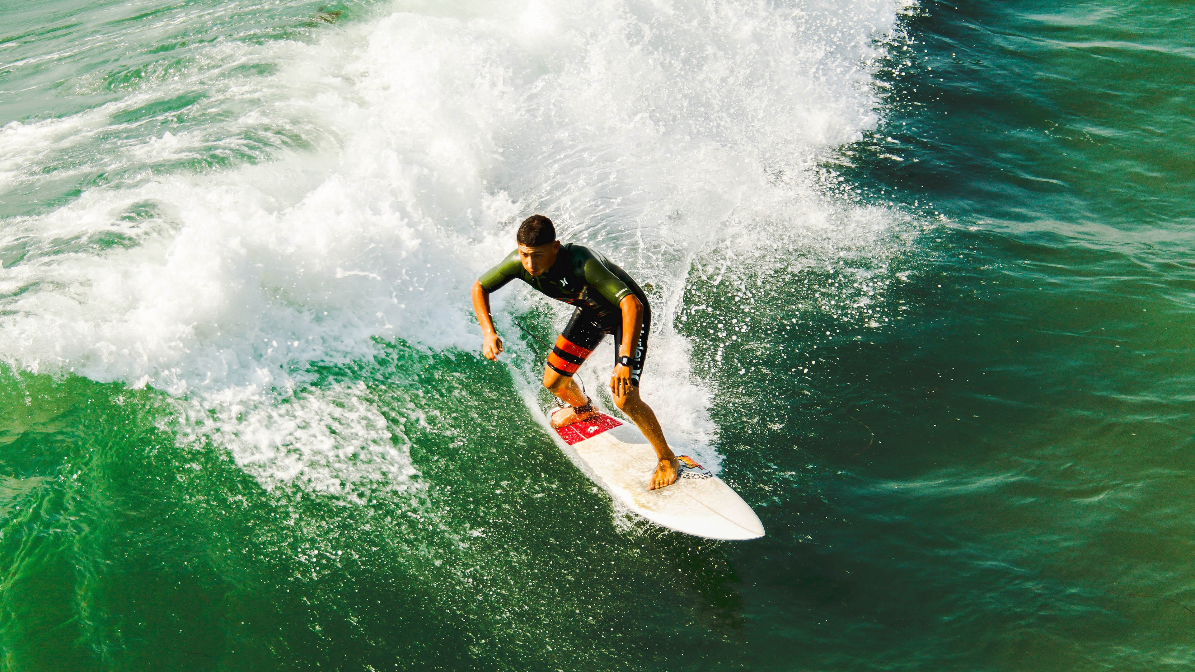 球迷热情支持,场上气氛火爆!,球迷们正在为队员们加油鼓劲